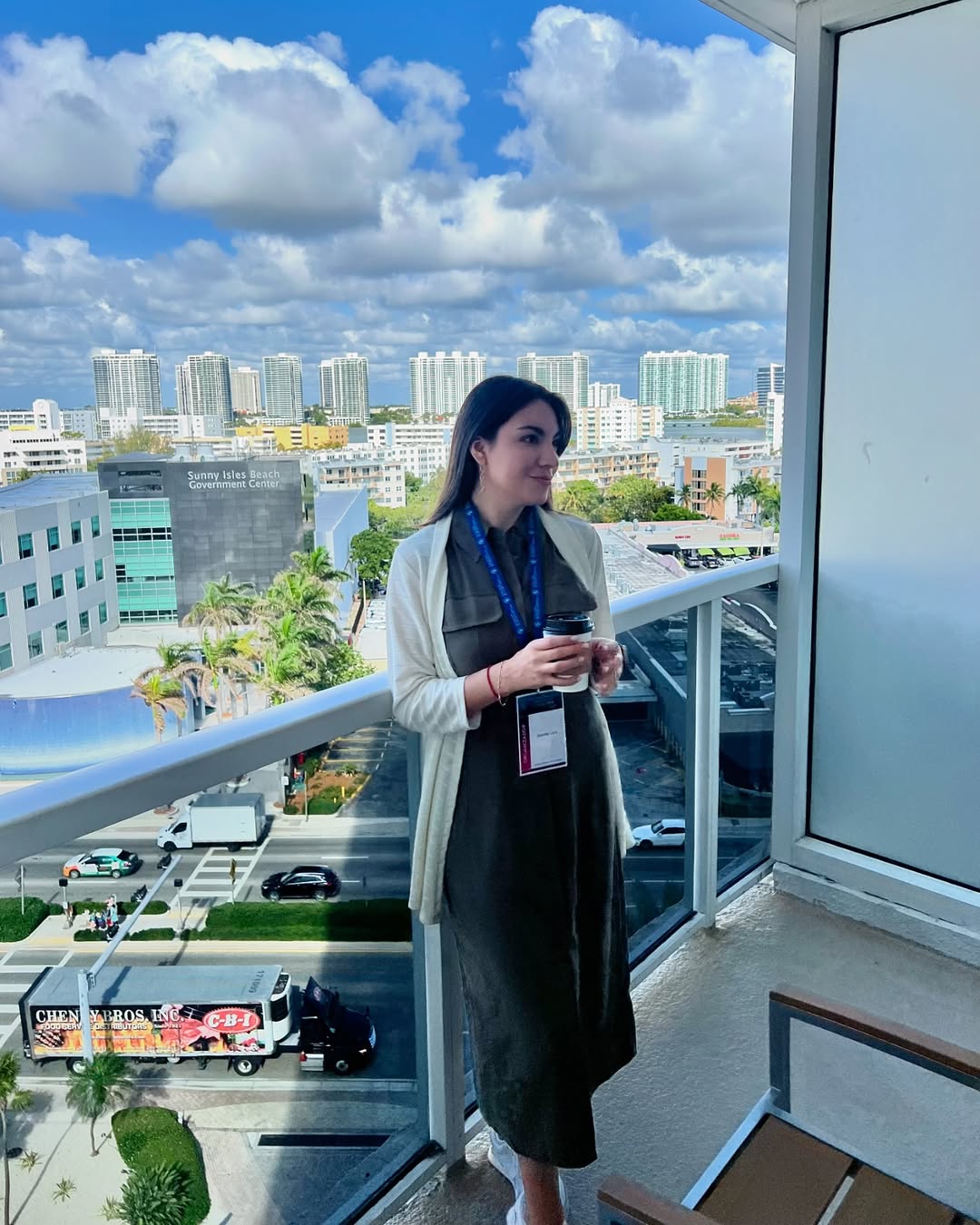 Asistente en el balcón de la sede · Miami 2025