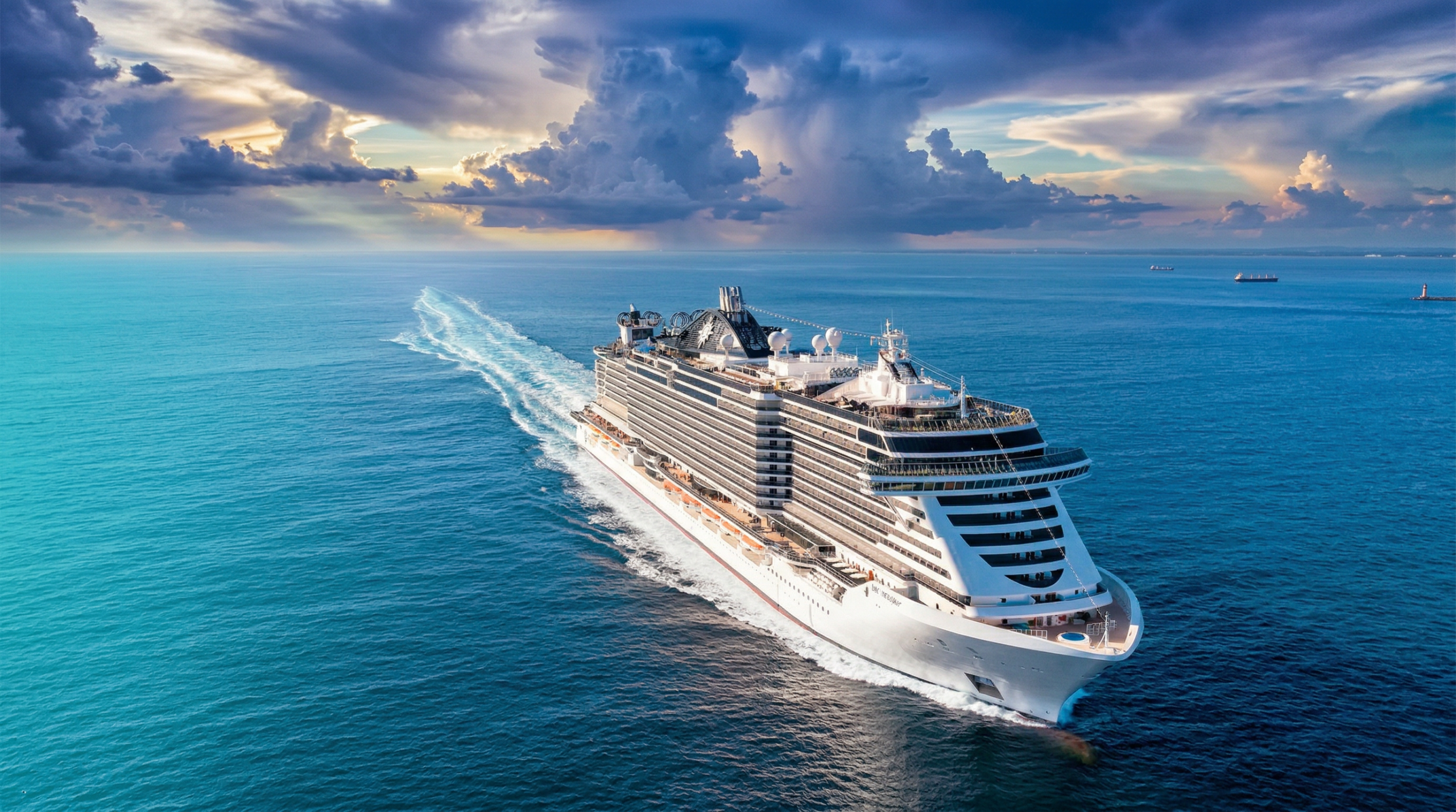 Crucero MSC navegando hacia el Caribe al atardecer