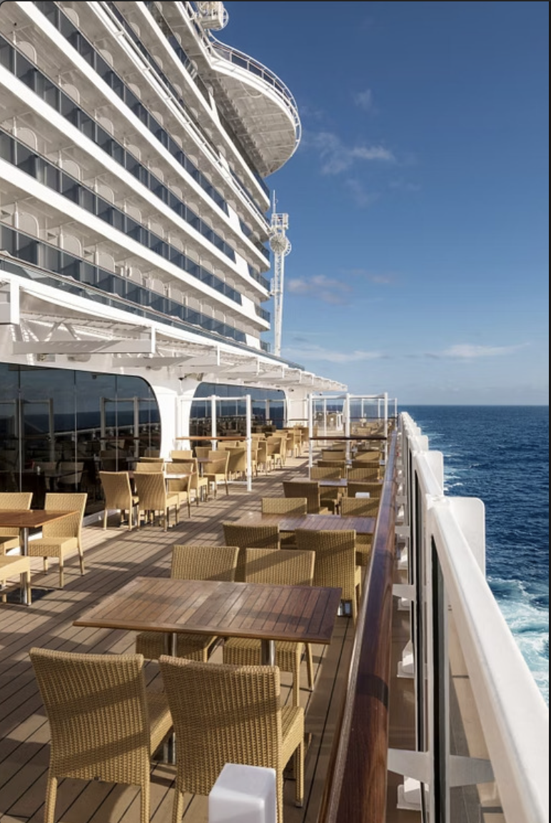 MSC vista de proa al amanecer